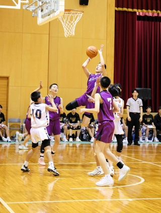 白熱した試合を展開する選手ら＝和田山中学校