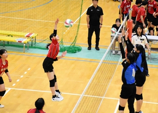熱戦を繰り広げるバレーボール女子の選手たち＝豊岡市中陰