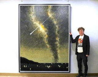 ２０２５年の日展に出展した１５０号の作品と日本画家の山田毅さん＝豊岡市城崎町湯島
