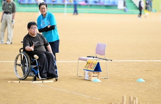 朝来市から参加した車いすユーザー藤谷翼さんと、傍らで見守る河合美智子さん＝全但バス但馬ドーム