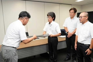 協定書を取り交わす豊岡市の門間雄司市長（左端）と豊岡スカイサポートネットワークの折戸宏次代表（中央）ら