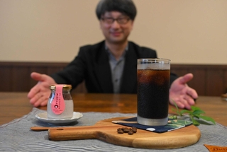 香美ブレンドコーヒーのアイスと美方大納言小豆のプリン＝道の駅村岡ファームガーデン