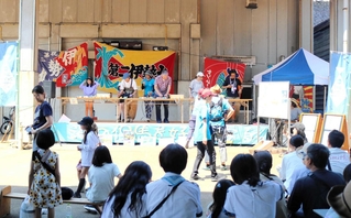 たけの海町マーケットのステージイベント会場＝豊岡市竹野町竹野