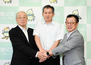 新社長に就任した丸山和彦氏（中央）と、大林賢一養父市長（右）、五島義和前社長＝養父市役所