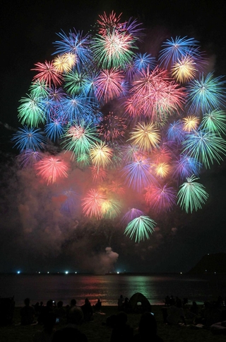 夜の海と空を鮮やかに彩る花火＝香住浜
