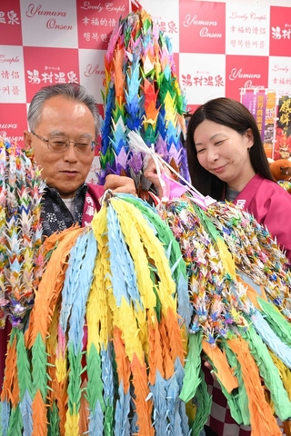 平和への願いを込めた千羽鶴＝湯村温泉観光協会
