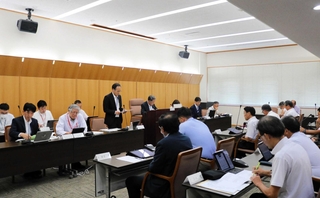 公立豊岡病院組合議会の一般質問で、財政状況に関する質疑や答弁が重ねられた＝豊岡市戸牧