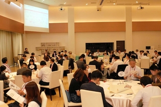基調講演を聞く会員ら＝豊岡市若松町
