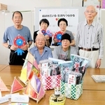 宮城県南三陸町への訪問を前に手作りの土産などを持ち寄った「支縁の和」のメンバー＝豊岡市城南町