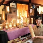 竹灯籠展を開く土野大介さん＝豊岡市出石町宵田