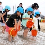 カサゴの稚魚を放流する竹野認定こども園の園児ら＝豊岡市竹野町竹野