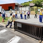 一般道と自動車専用道路を結ぶゲートを開閉する職員ら＝道の駅「但馬のまほろば」