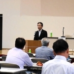 ２０２５年度の利用者数などが報告された但馬空港推進協議会の総会で、あいさつする岡本慎二会長＝豊岡市岩井