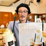 暑い時期にぴったりのジェラートシェイクと店主の吉井裕也さん＝朝来市和田山町白井