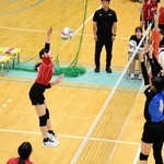 熱戦を繰り広げるバレーボール女子の選手たち＝豊岡市中陰