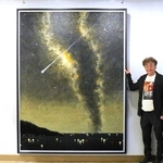 ２０２５年の日展に出展した１５０号の作品と日本画家の山田毅さん＝豊岡市城崎町湯島