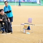 朝来市から参加した車いすユーザー藤谷翼さんと、傍らで見守る河合美智子さん＝全但バス但馬ドーム