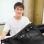 傷などで規格外になっていた上質な国産牛革を活用しようと製作されたエプロン＝豊岡市小田井町