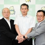 新社長に就任した丸山和彦氏（中央）と、大林賢一養父市長（右）、五島義和前社長＝養父市役所