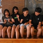 学校で源泉かけ流しの足湯に入る子どもたち＝温泉小学校