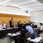 公立豊岡病院組合議会の一般質問で、財政状況に関する質疑や答弁が重ねられた＝豊岡市戸牧