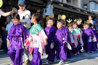 稚児行列に参加する子どもら＝豊岡市内