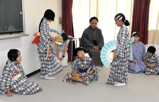 新たな指導者の小桜佳之輔さん（中央）に三番叟を披露する子どもたち＝関宮公民館
