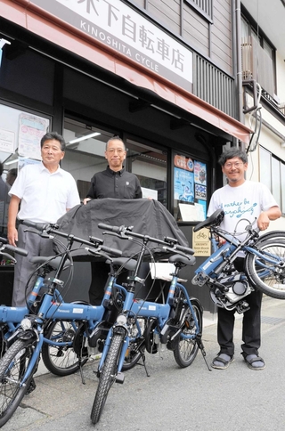 貸し出しが始まった折りたたみ式電動アシスト自転車＝豊岡市城崎町湯島