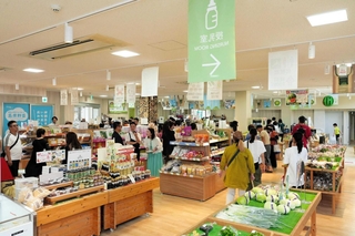 壁が取り払われ広く感じられるようになった土産物売り場＝豊岡市日高町栗栖野