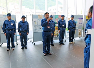 熊本地震の被災地支援に向かう職員らが参加した出発式＝朝来市役所