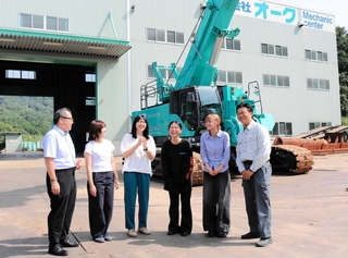 企業での実習を振り返る芸術文化観光専門職大の学生ら＝豊岡市日高町上郷