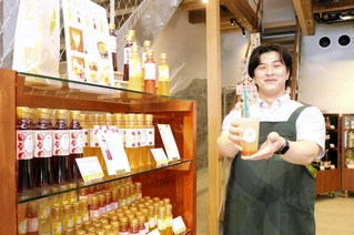 酢を原料とするドリンクなどを販売する＝豊岡市城崎町湯島
