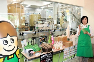 醸造タンクなどが並ぶ工場内を見学できる＝香美町香住区三谷