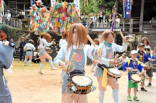 太鼓を打ち鳴らして氏子たちが踊った「大杉ざんざこ踊り」＝養父市大屋町大杉