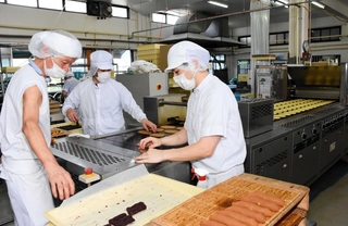 ７０年ほど前から手作りする「鮎のささやき」＝養父市八鹿町八鹿