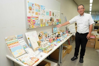 北星社で手がける文具や玩具＝豊岡市上佐野