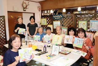 喫茶店「パピヨン」に月１回、絵手紙サークルの会合で集まるメンバーたち＝豊岡市出石町寺坂