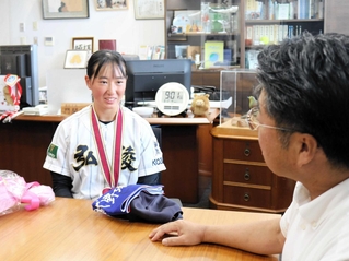 全国高校女子野球選手権での優勝を報告する石井望愛さん＝豊岡市役所