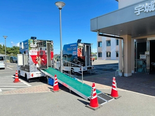 下水道が復旧せず、トイレが使えない宇城市役所に設置された新温泉町のトイレカー（同町提供）