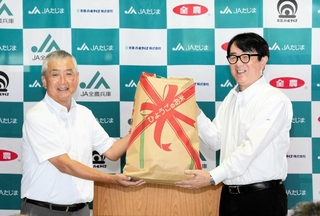 新米を手にするＪＡたじまの山下正明代表理事組合長（右）と全農パールライスの宮崎章専務＝豊岡市清冷寺