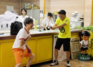 公演の会場となる但馬信用金庫大開支店で、稽古に励む部員ら＝豊岡市千代田町