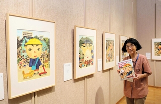 長谷川義史さんの絵本の原画など約１００点を紹介する＝豊岡市出石町内町