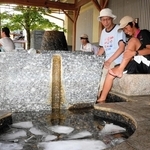 夏にぴったり、暑さ吹き飛ぶ「冷湯治ウイーク」　ぬる湯、氷水入り足湯…7日まで城崎温泉街