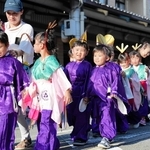 稚児行列に参加する子どもら＝豊岡市内