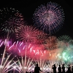 夏の夜空彩る2千発、観客ら歓声　豊岡「柳まつり」、フィナーレ飾る花火大会