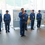 熊本地震の被災地支援に向かう職員らが参加した出発式＝朝来市役所