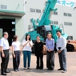 企業での実習を振り返る芸術文化観光専門職大の学生ら＝豊岡市日高町上郷