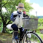 自転車の交通反則切符（青切符）制度の導入を受け、走行中にスマートフォンを使う「ながら運転」をしないよう注意するかかし＝朝来市納座