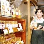 酢を原料とするドリンクなどを販売する＝豊岡市城崎町湯島
