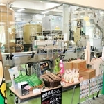 醸造タンクなどが並ぶ工場内を見学できる＝香美町香住区三谷